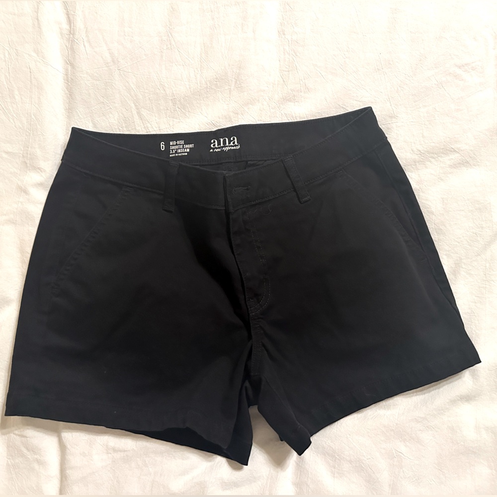 a.n.a. Women’s mid-rise Chino 3 1/2 inch shorts